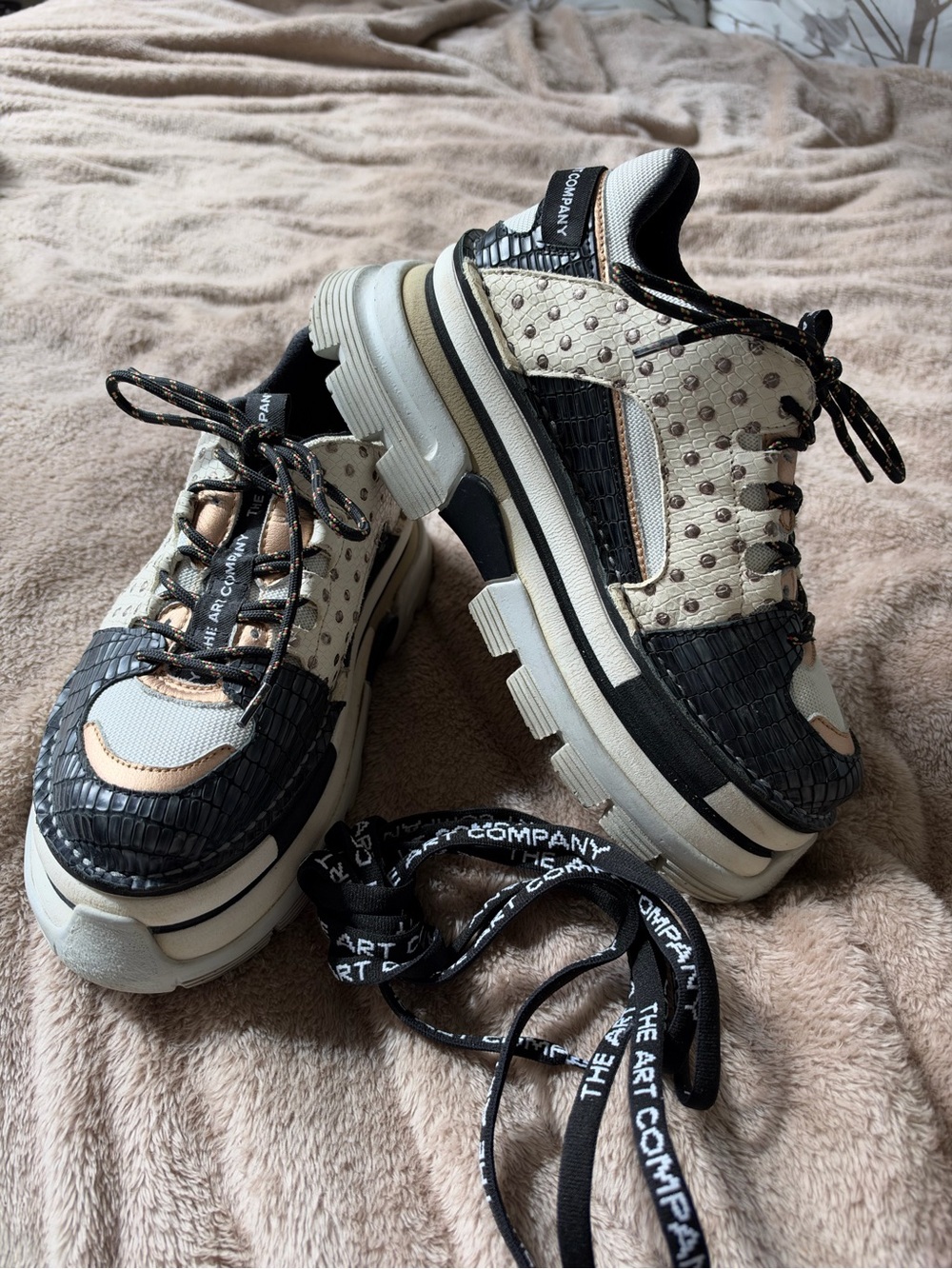 The Art Company Womens Black, White and Gold Platform Athletic Sneakers